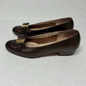 Salvatore Ferragamo bronze tone vara bow almond toe pumps sz 6.5 | old money